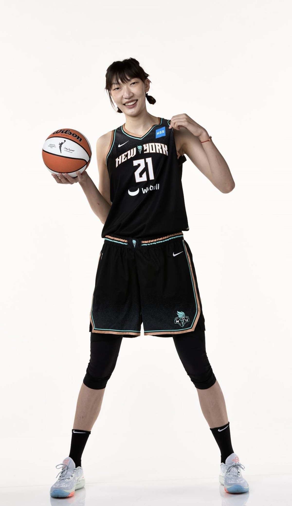 不甘心！女篮王牌征战WNBA被弃用，仅打5分钟，自我打气加油