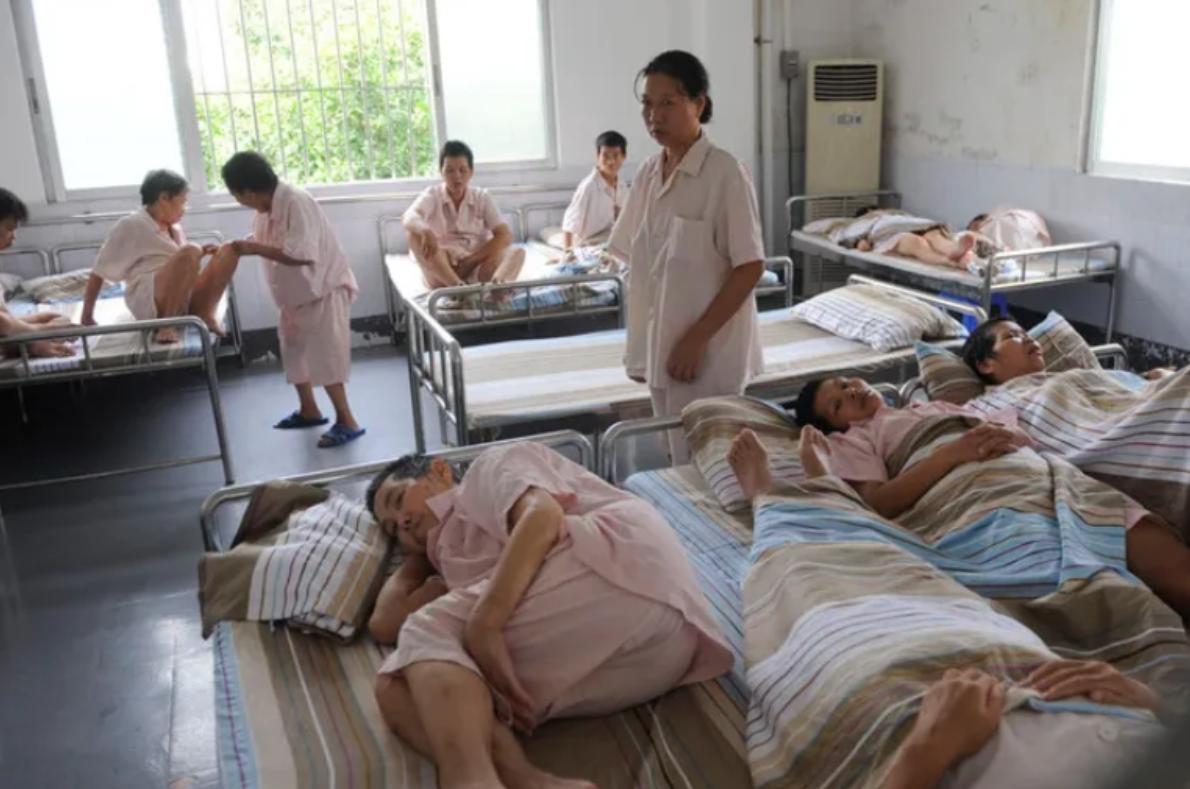 广东女孩被母亲送精神病院出家,被父母三次送精神病院后出家