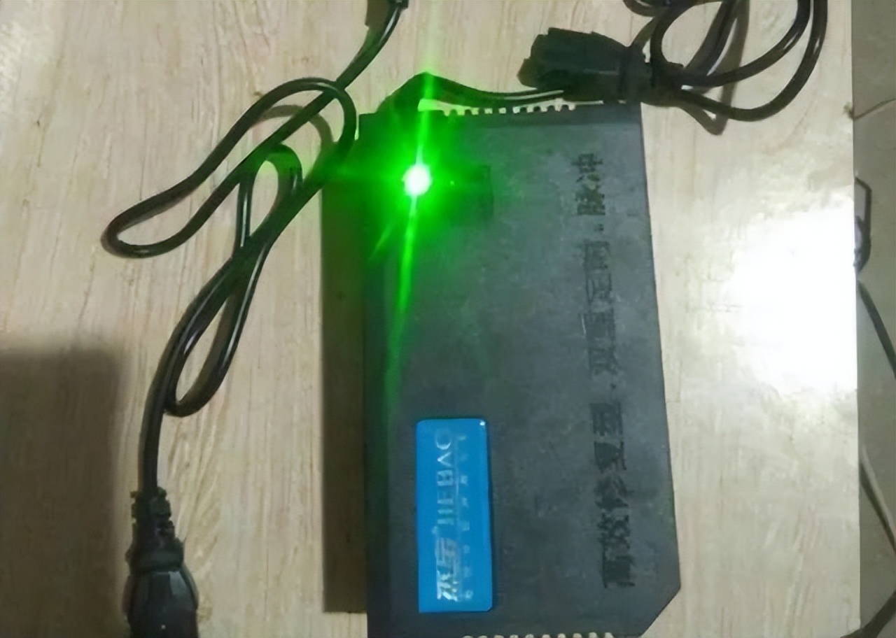 电动车充电老是绿灯怎么办,电动车亏电充电一直红灯充不上电