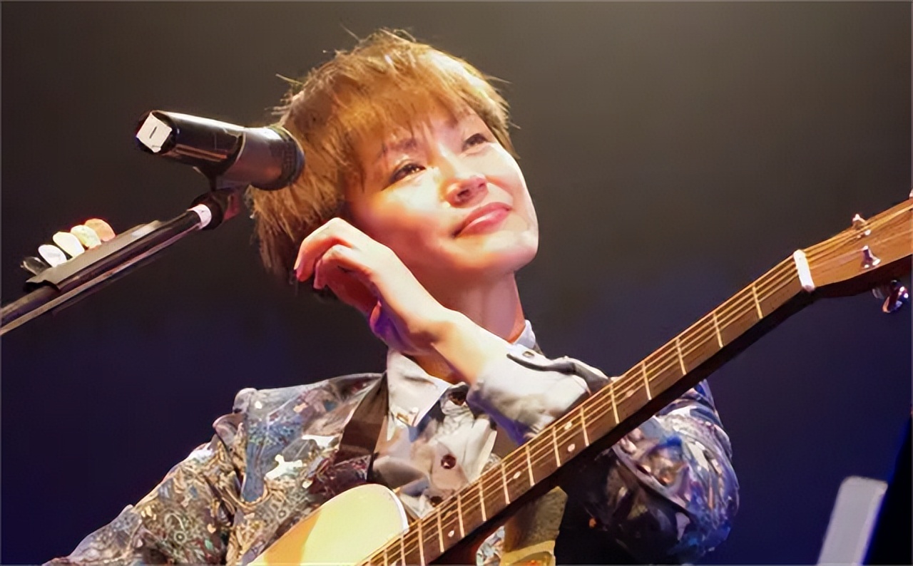 21年“港独”何韵诗被捕：大发“乱港财”，出书定价110元港币