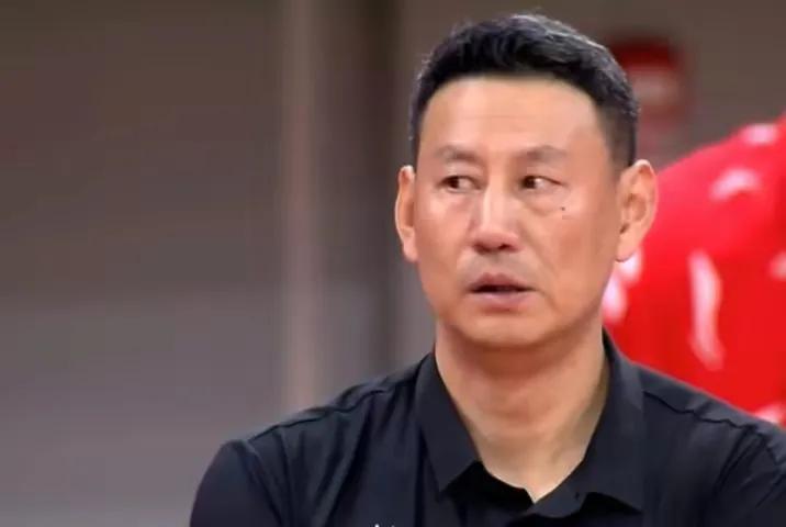 CBA江苏上海生死战，江苏关键时刻连续多次失误，球迷疑似打假球