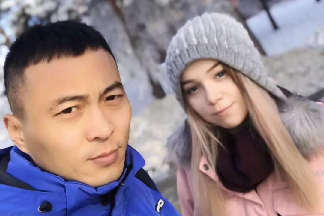 俄罗斯美女嫁给东北3婚男人，夫妻恩爱，网友感慨：他太幸运了