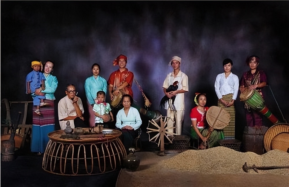 云南西双版纳傣族泼水节一览表,西双版纳一年一度的傣族泼水节