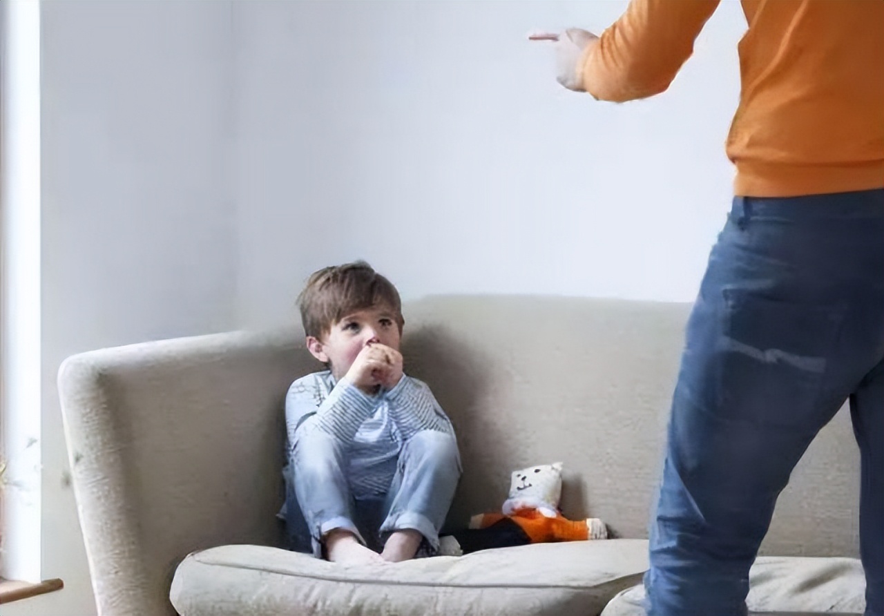 孩子总“偷”东西?心理学家:道德感形成,年龄不同处理方式不同