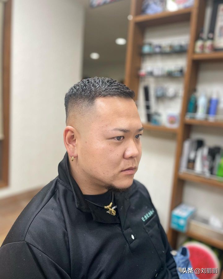 周围铲青男士发型,两边铲短发型男学生