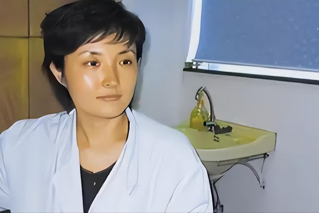 “最美院长”:避孕套按箱买，套不离身私生活糜烂，下场如何？