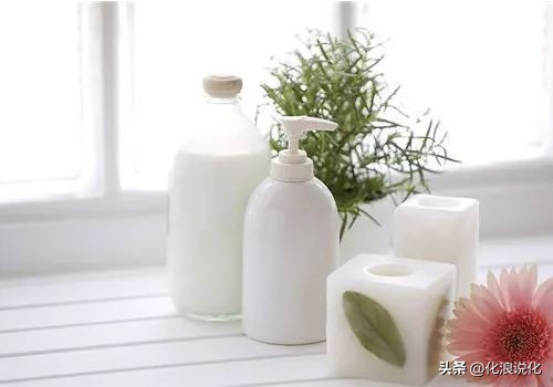 沐浴露为什么洗完了浑身滑溜溜的,像香皂一样的沐浴露洗完不滑腻