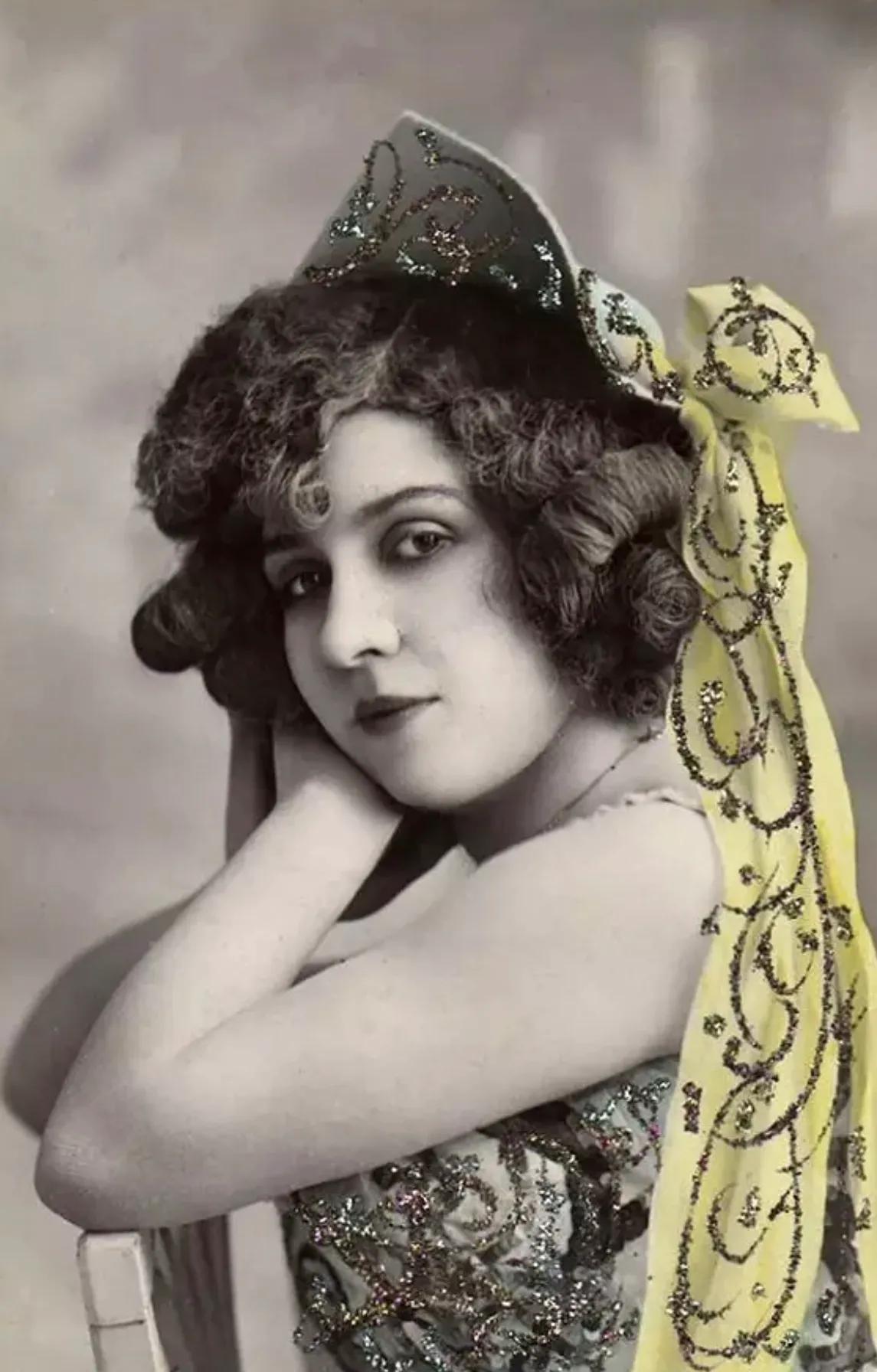 广东广州：一女子做完美甲后，发现指甲里面总是有黑黑的东西。