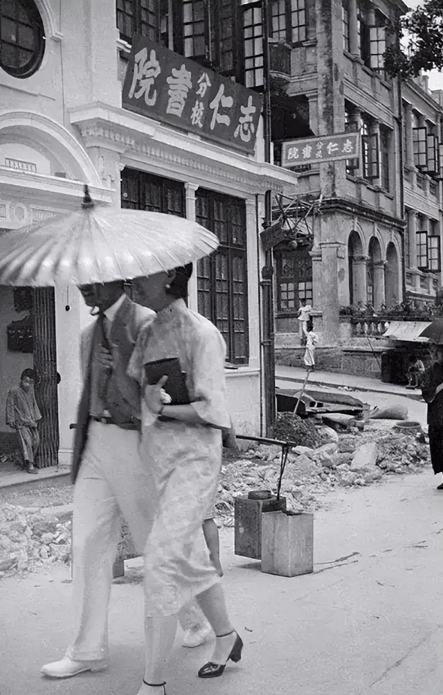 与周总理假扮“革命夫妻”，1976年得知总理去世，她哭晕在大堂