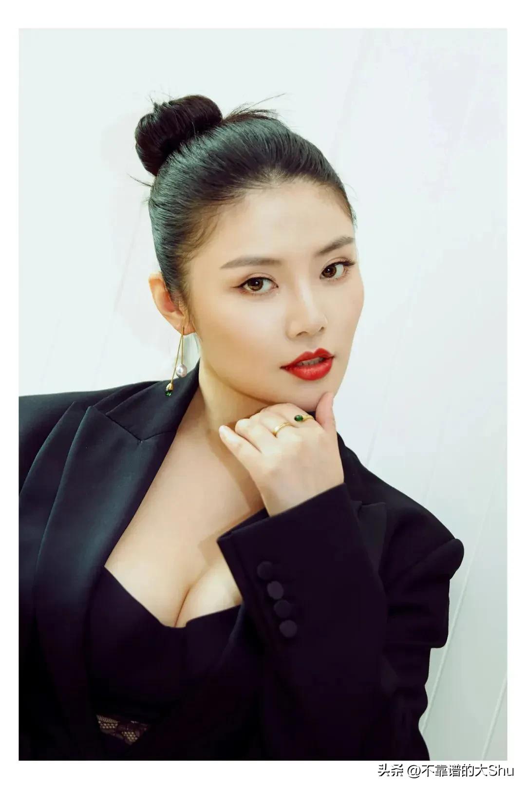 她身材高挑,她身材苗条