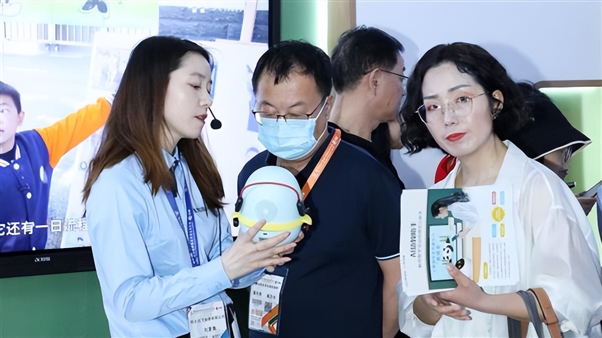 阿尔法蛋AI学前教育解决方案亮相中国教装展