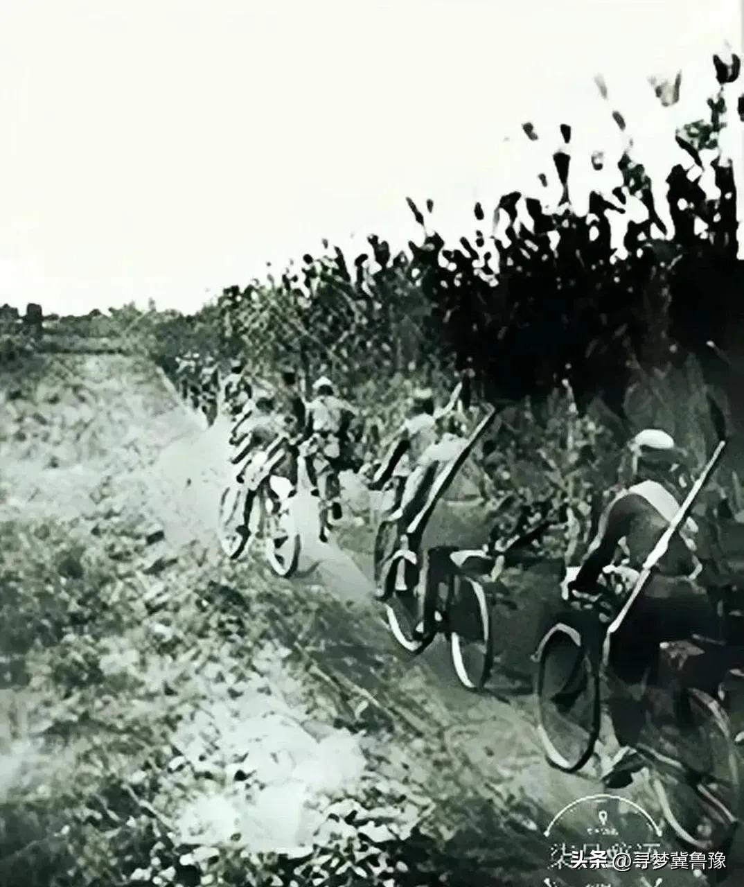 王司令身后常跟七八个盒子，每人都一长一短，人手一辆洋车子…