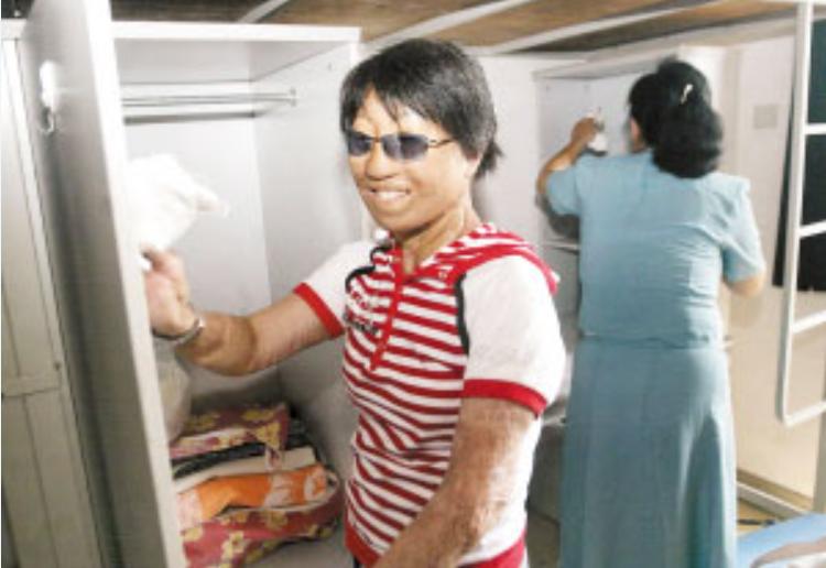 2000年，14岁花季少女被一瓶硝酸烧伤，事后亲婶母坦言：我有责任