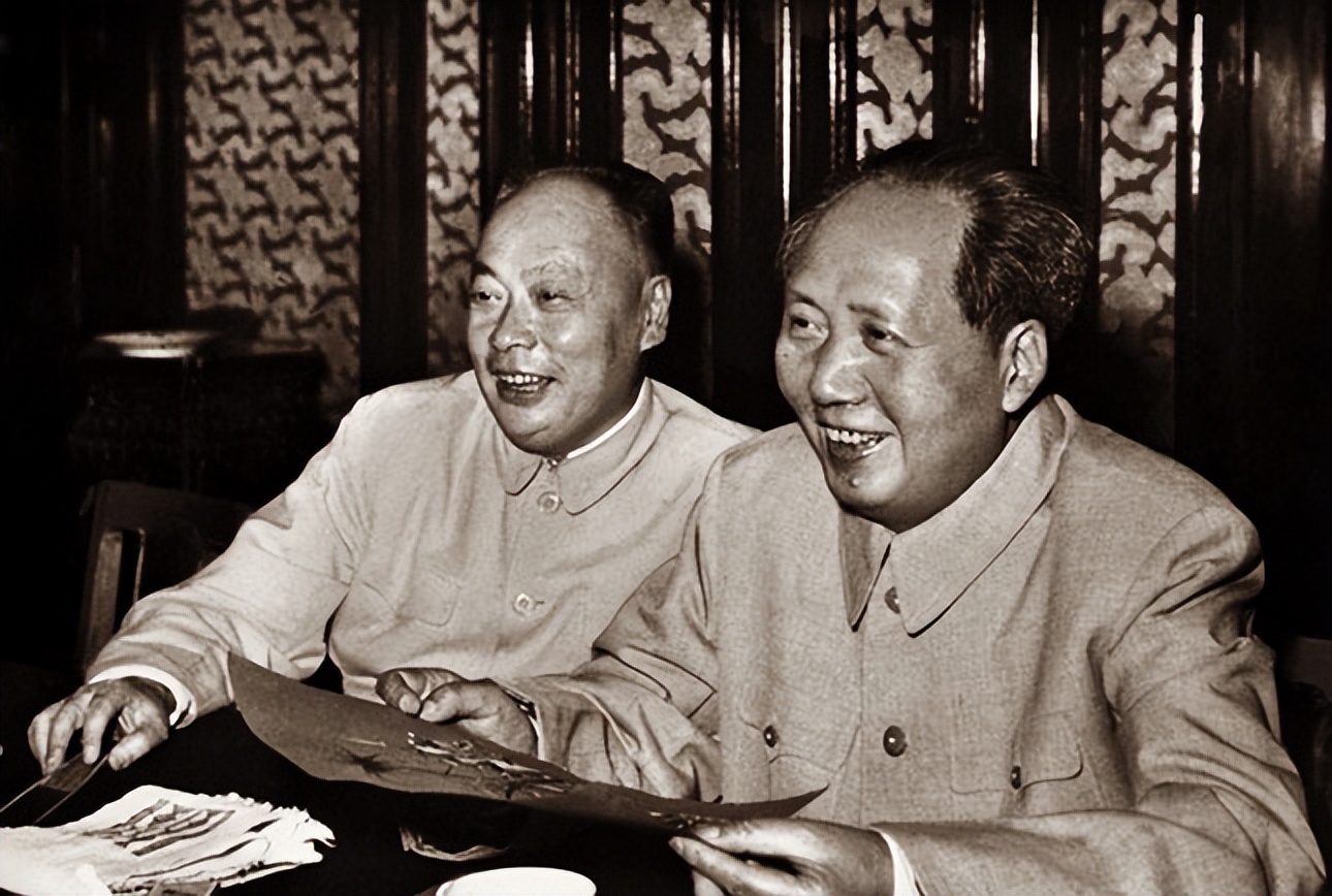 1942年，为让战士不捡烟屁股抽，张云逸自费42元创办首个军中烟厂