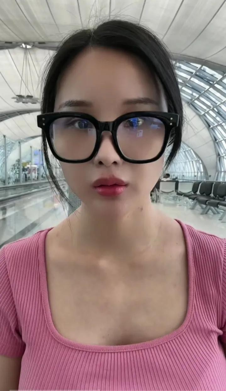 大网红去泰国扬言买皇宫酒店,中国俩网红在泰国皇家酒店