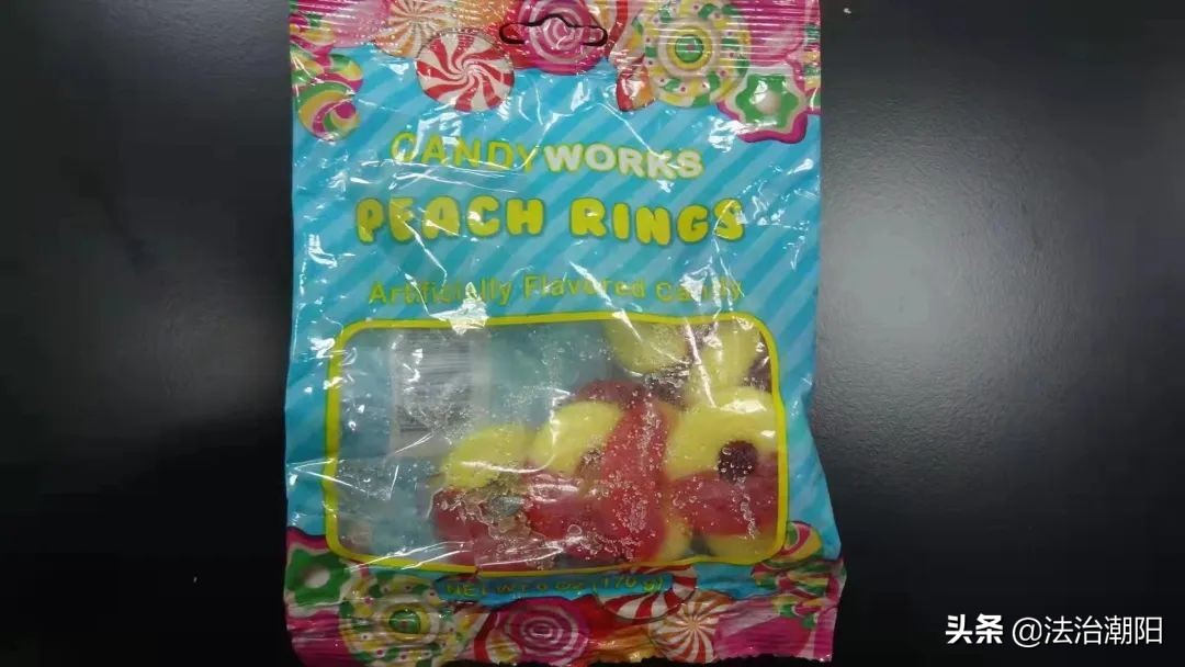 跨国邮购就买了几包零食，海关拆开一看：真“刑”！