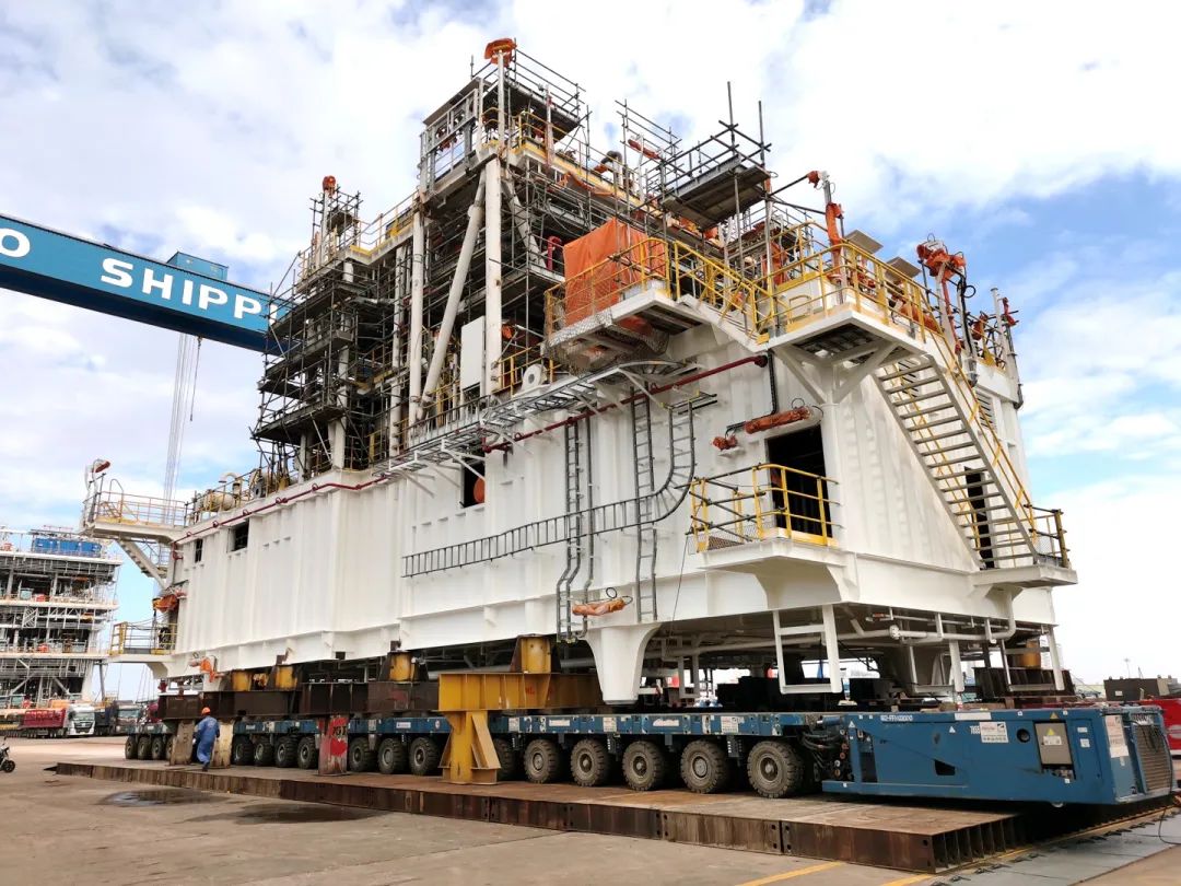 1300吨模块吊装！“格里亚”轮再气化模块“安家落户”！