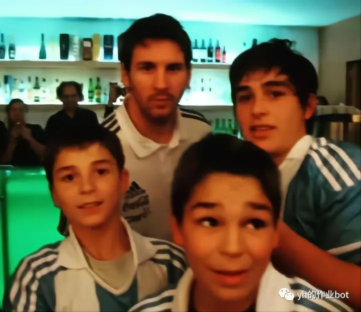 梅西夺冠后三个儿子球场踢球,梅西与迷弟球员踢球