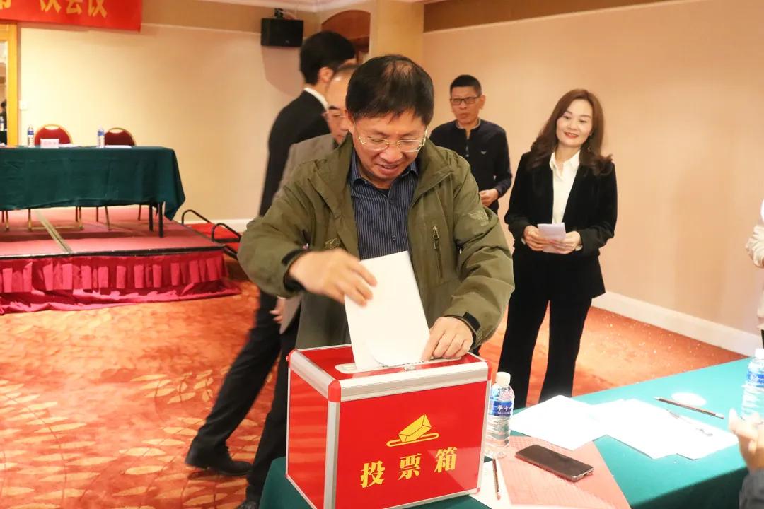 汕头市围棋协会举行换届选举大会，郑汉杰连任会长