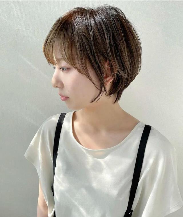 中年圆脸妇女短发最佳发型,中年短发大圆脸烫什么发型