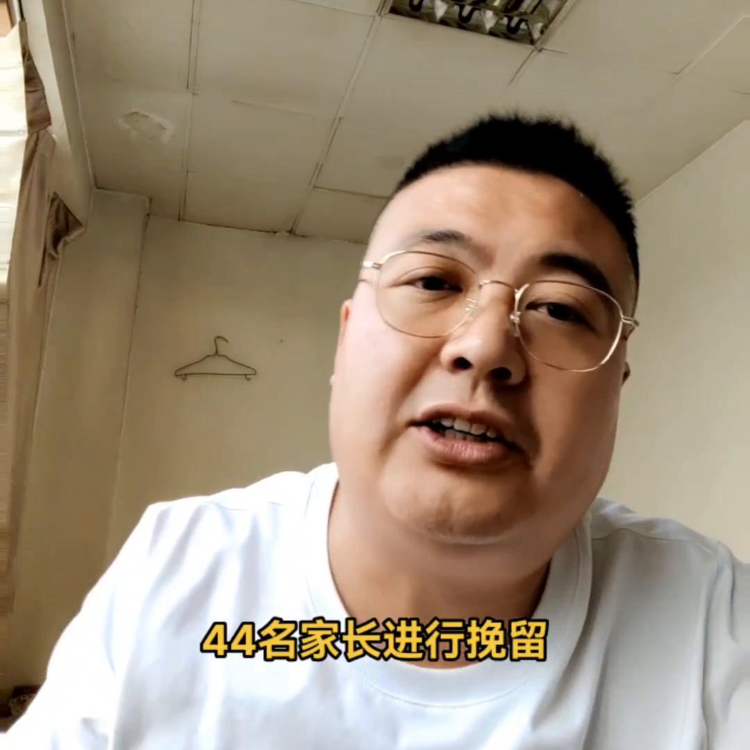 保定体罚教师被开除,教师体罚学生被开除44名家长挽留