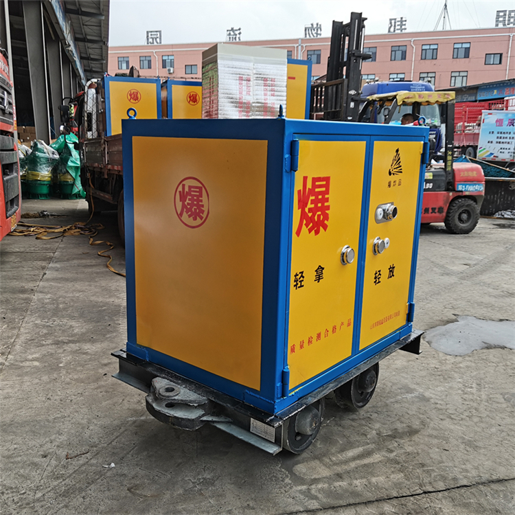 矿山井下危爆物品有轨运输车,危险品运输车爆破器材
