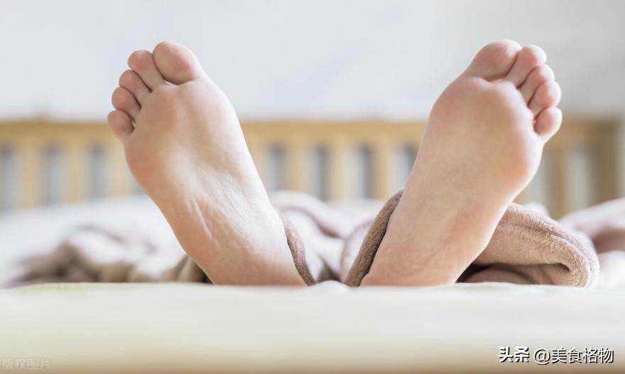 用完的牙膏千万别扔放在马桶水箱,用完的牙膏管不要扔