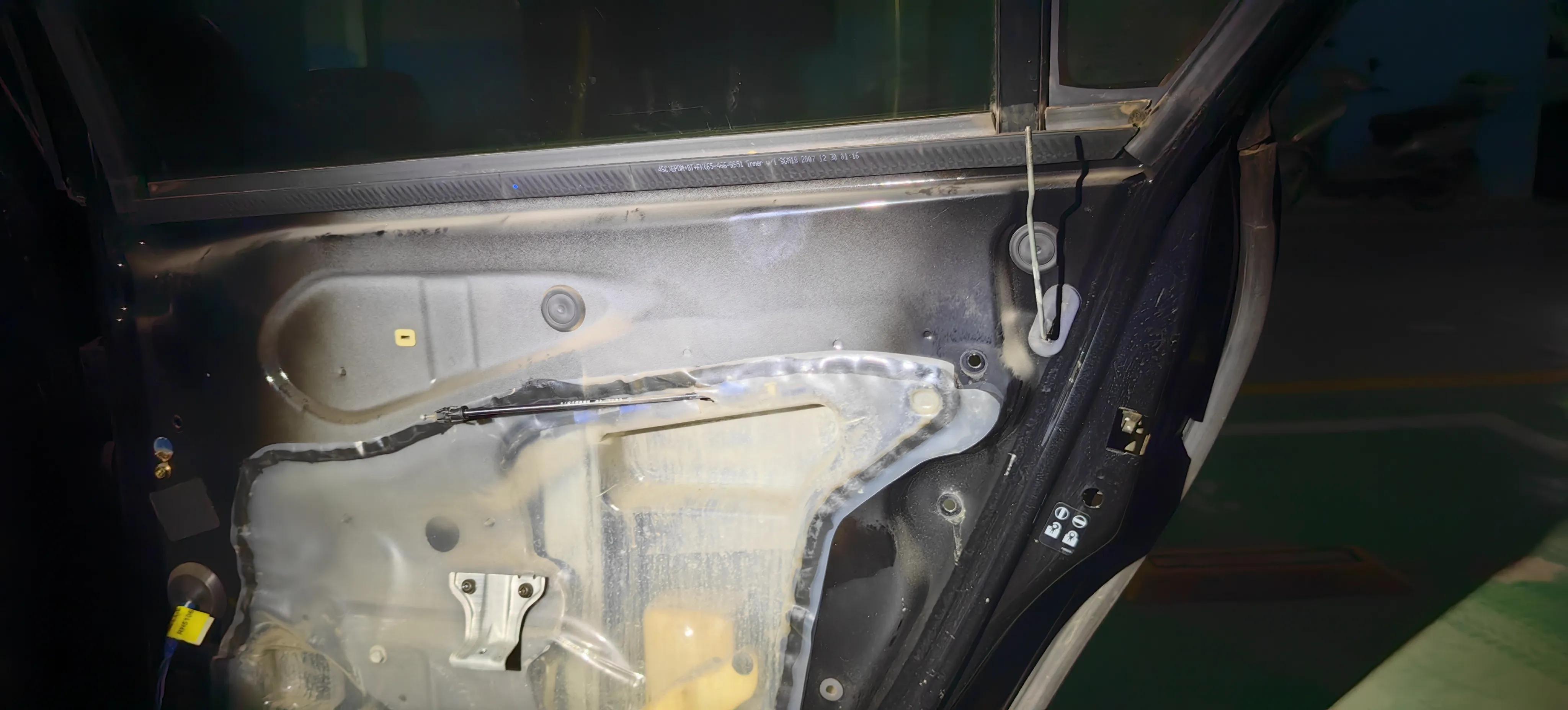 别克君越门锁块拆卸教程,君越遥控门锁接收器更换