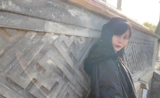 那个宁愿坐在宝马里哭的人,那个宁愿坐在宝马里哭的女孩