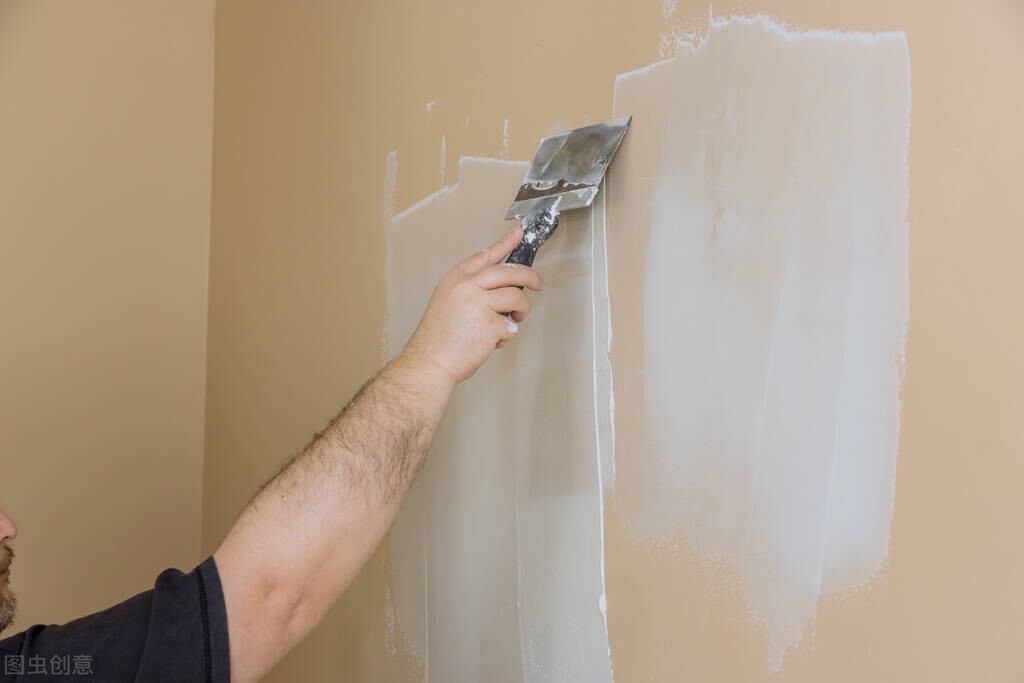 男子干装修没有电话,小广告上留的都是亲戚的号码,接一次5块钱