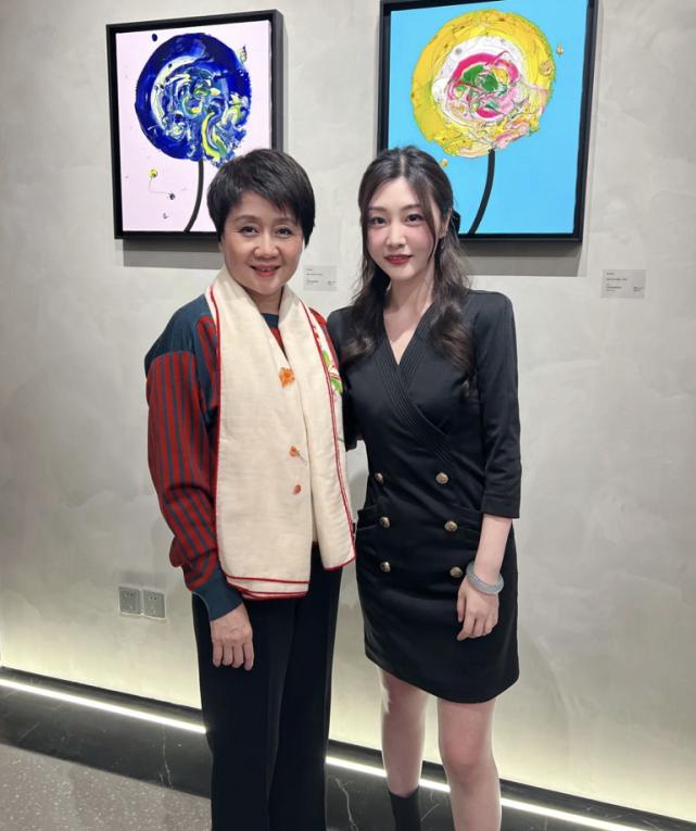 奚梦瑶与何猷君出席家族活动,奚梦瑶晒出一家四口握手照