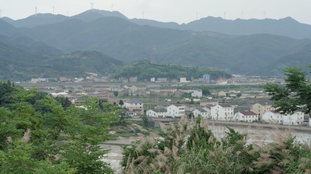 57岁北漂女工，在女厕3㎡管道间里画画：这里安放我的灵魂