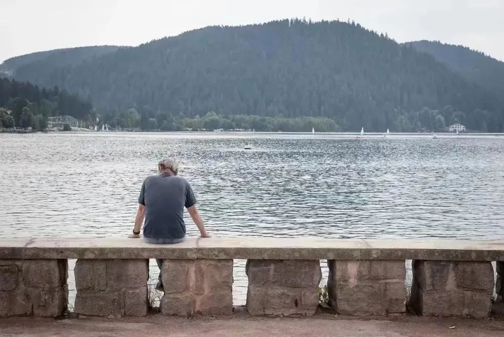 老人去世家里有哪些东西不能留,亲人过世留下的物品