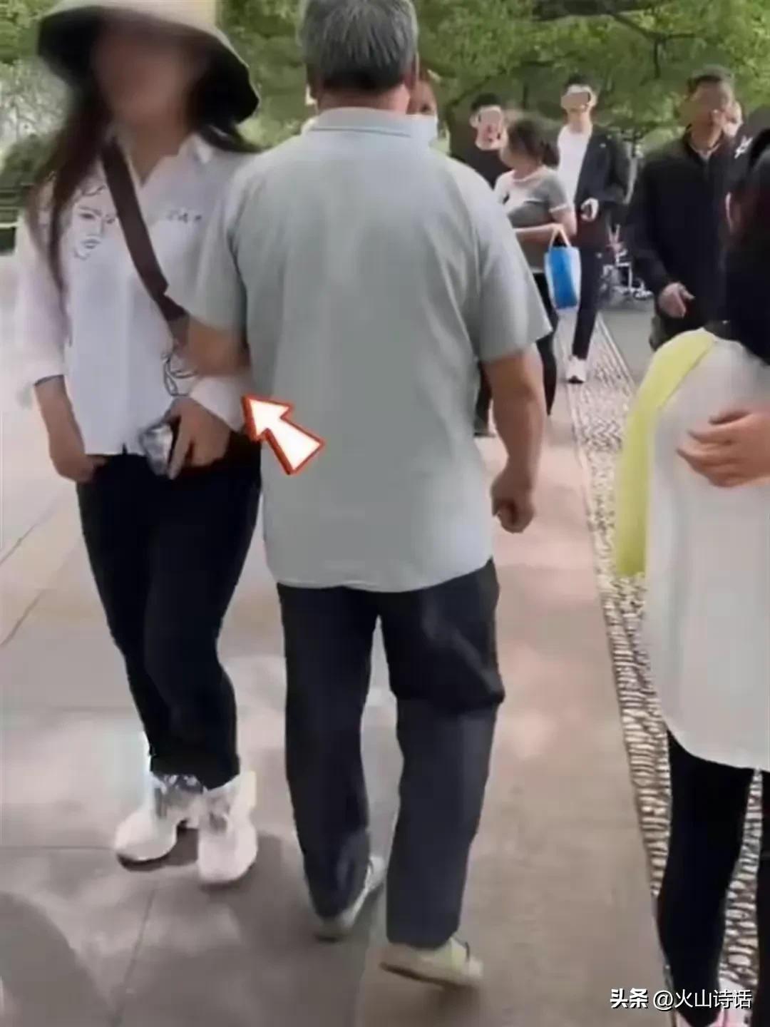 恶心！又见猥琐大爷在菜市场用*处私**剐蹭女性臀部！呼应杭州大爷…