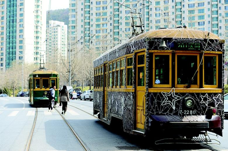 半岛晨报社到港东五街怎么走,坐201路游大连