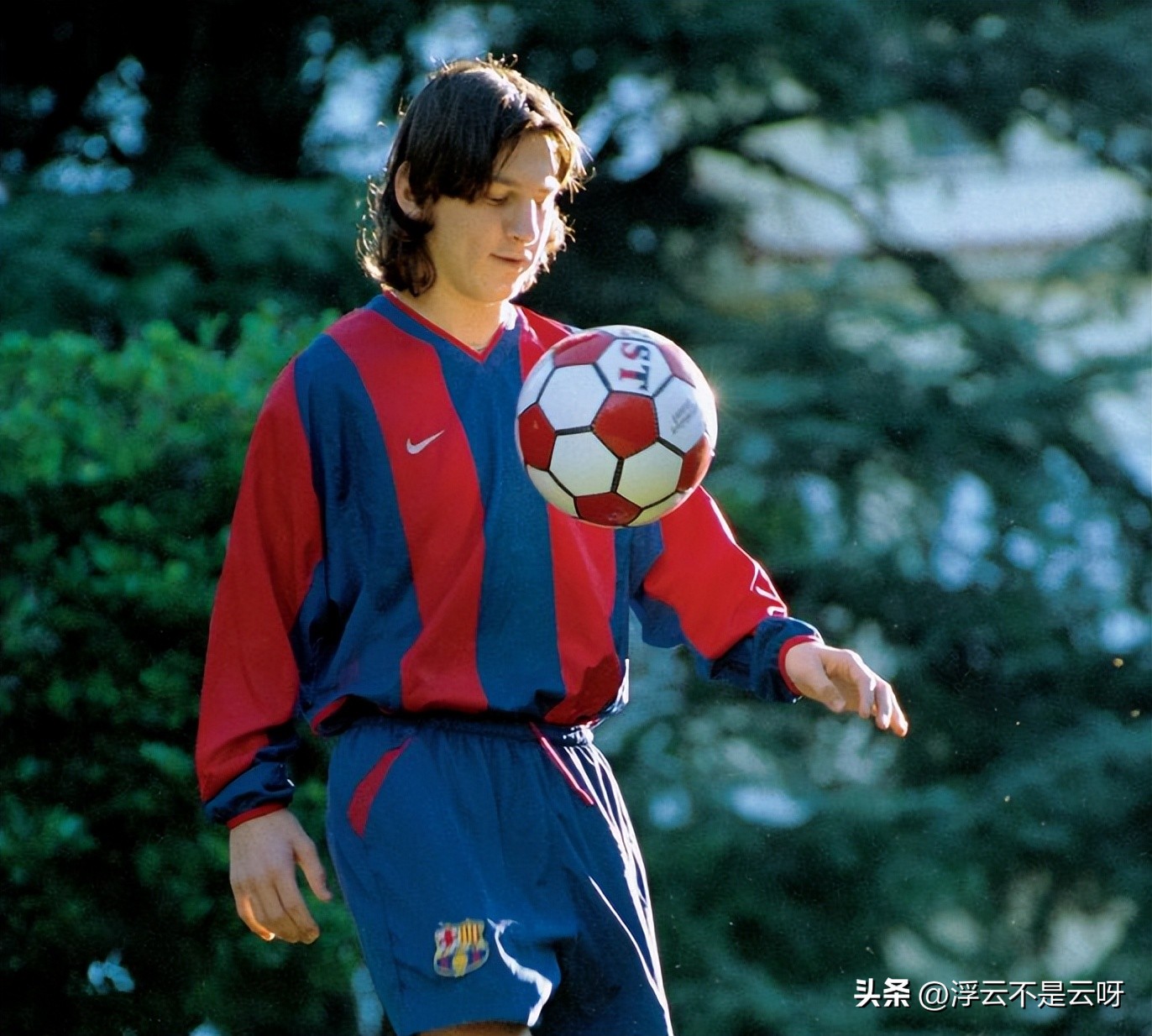 从小立志成为足球界最伟大的球员,出生贫寒17岁却成为足球界的传奇