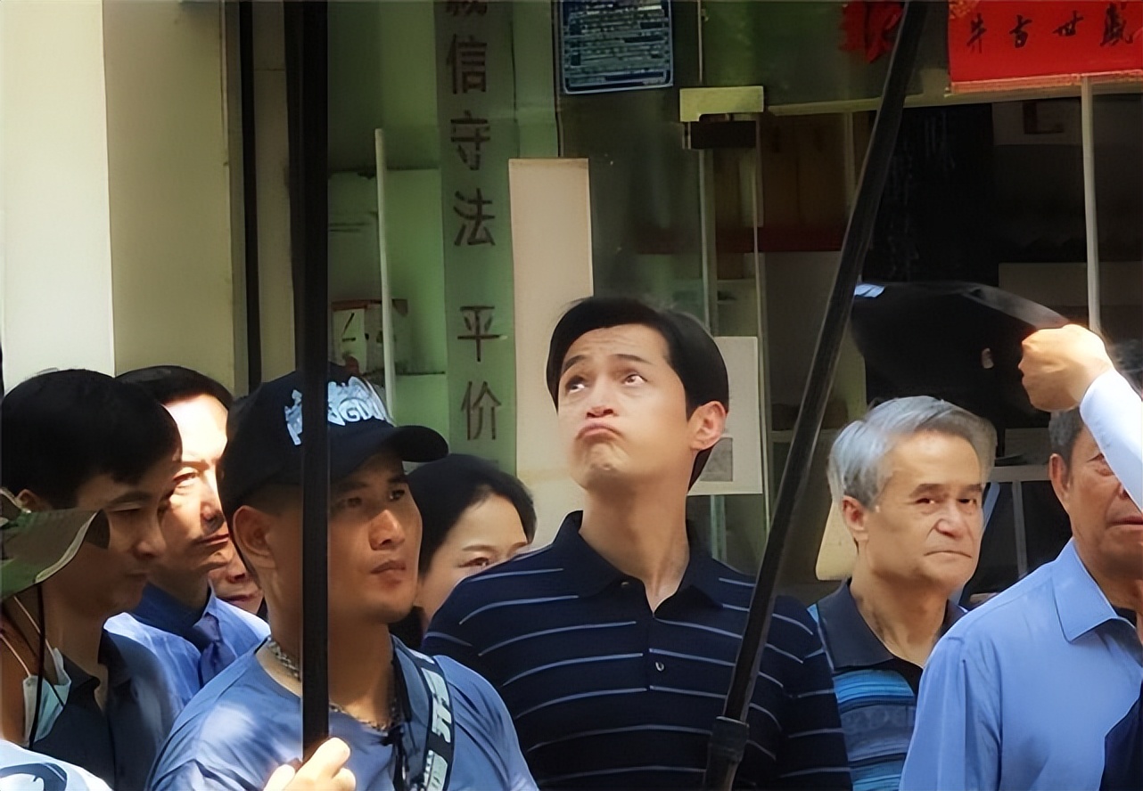 胡歌穿西装配什么裤子,胡歌太年轻一袭西装尽显精英范儿