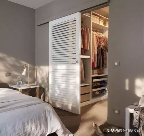 主卧厕所正对床用隐形门,主卫门对着床做隐形门