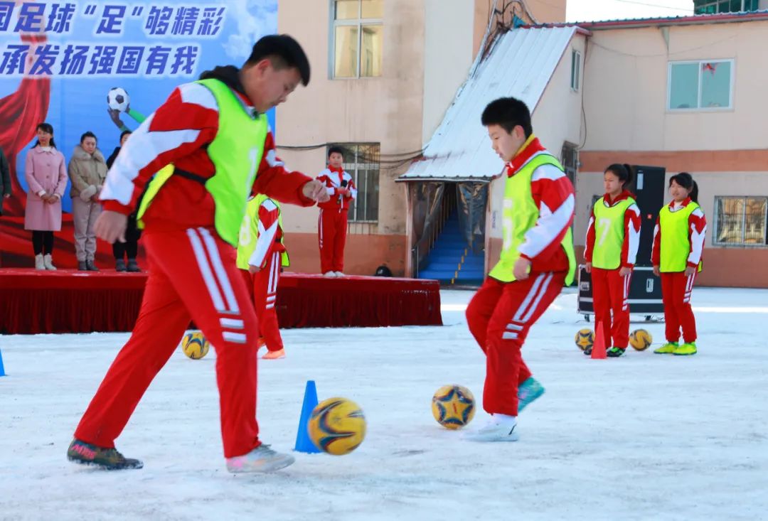 赓续足球文化献礼*党**二十大——明山区实验小学新学期主题升旗仪式