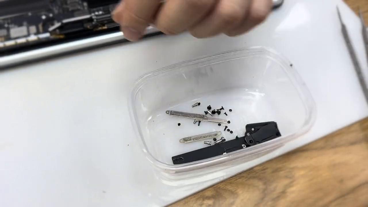 苹果电脑MacBookproA1706A1707A1708屏幕出现黑屏没背光