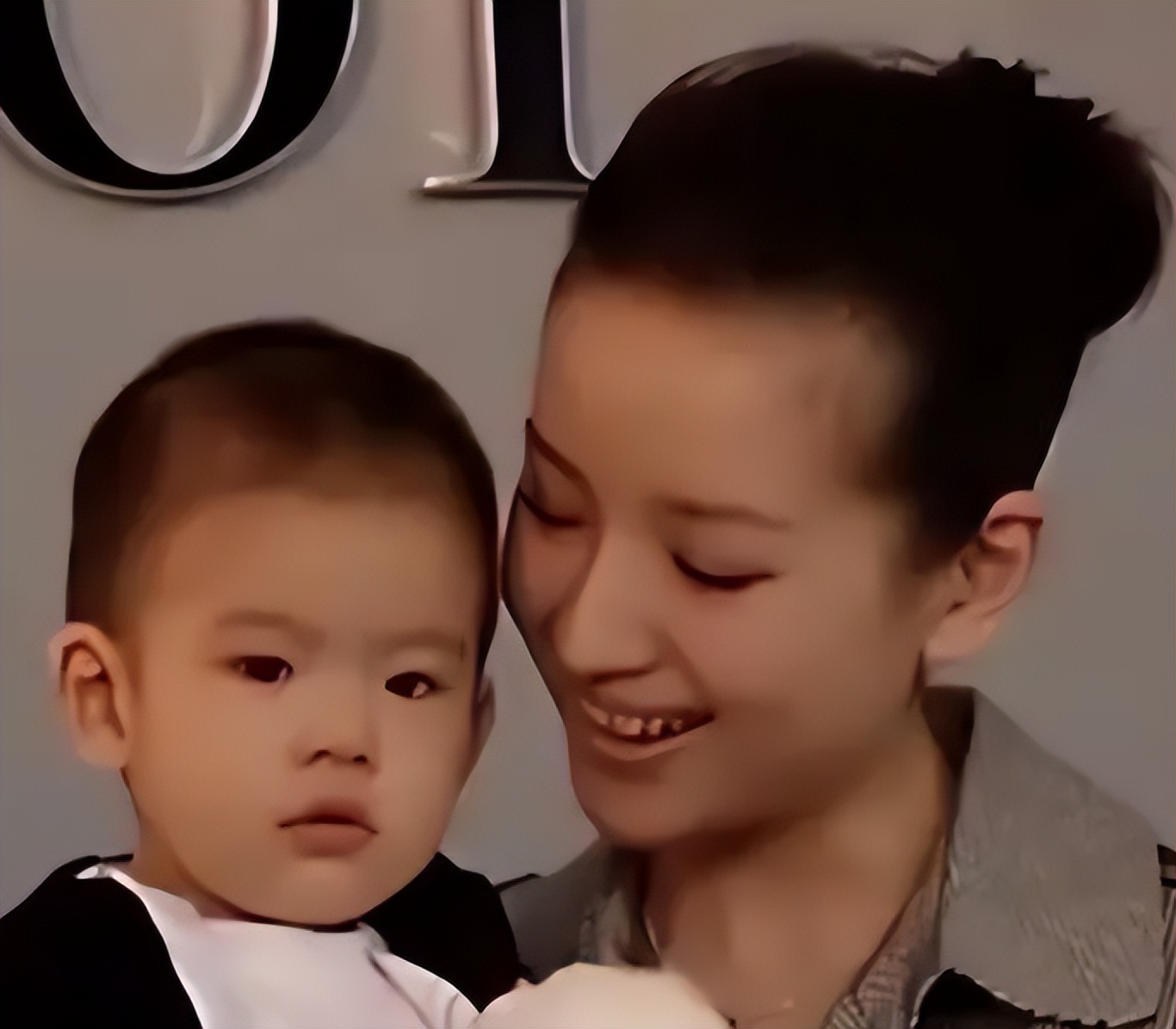 董洁身穿瑜伽裤亮相直播间,43岁董洁穿瑜伽服直播带货视频