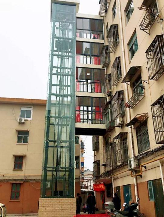 加装电梯发生的事,加装电梯就是一场闹剧