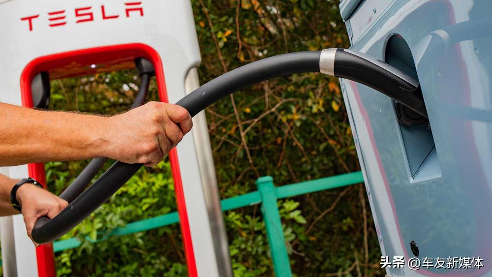 美式机增大V8上身640马力改装路虎卫士110亮相