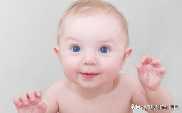 冬天孩子经常舔嘴唇涂抹清凉油,天气干燥小孩舔嘴巴