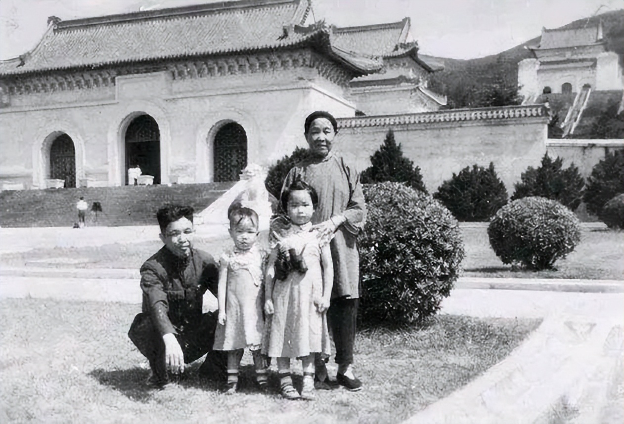 他是西康军区原司令员，23岁入*党**，49岁授中将，母亲却在街边乞讨