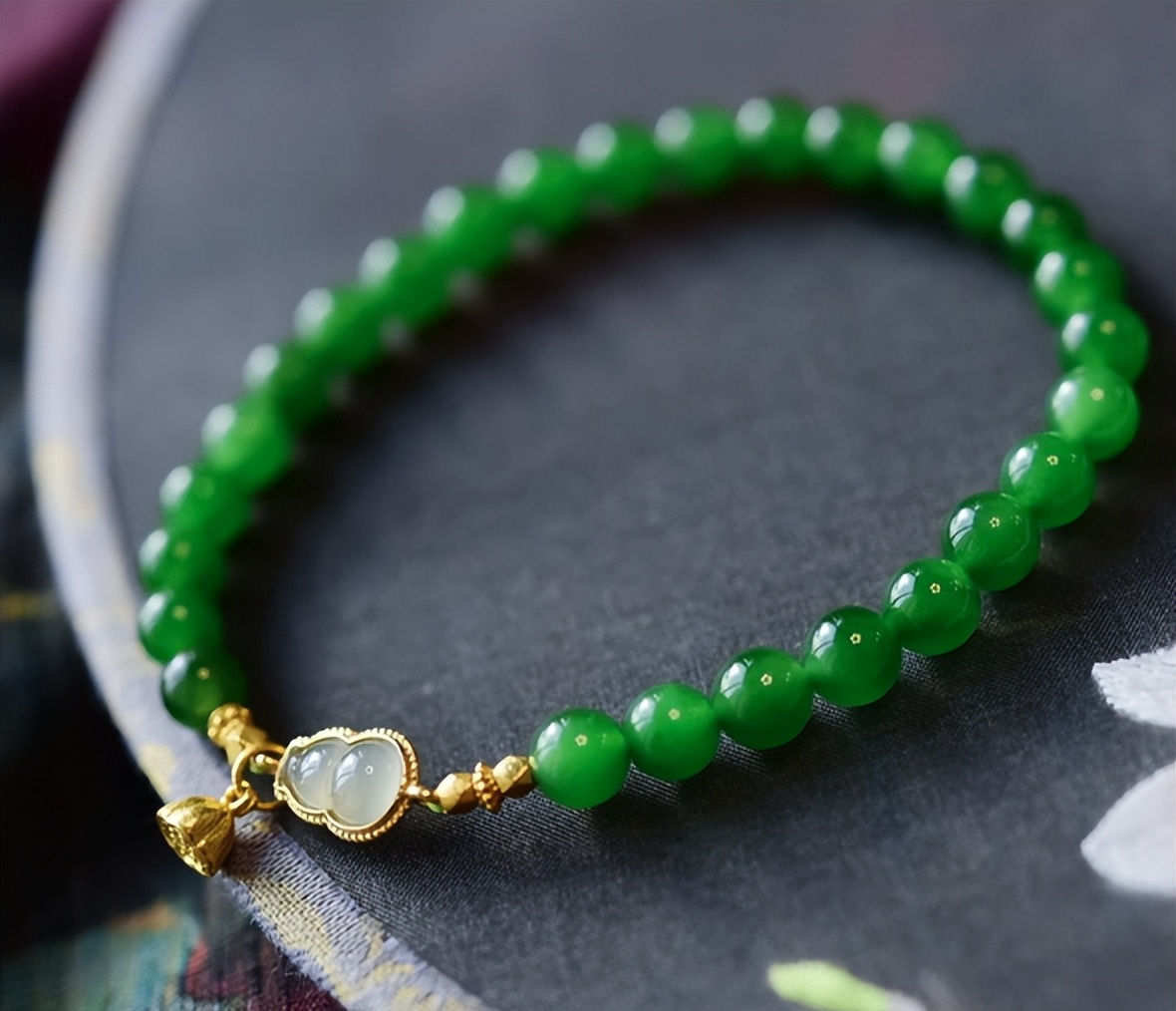 真正的翡翠会变色吗?真的翡翠竟然有这种神奇效果?