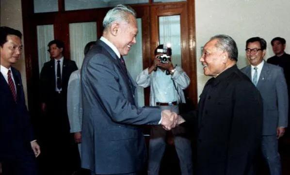 李光耀评价*小平邓**：从未见过一位领袖，在现实面前愿放弃一己之见