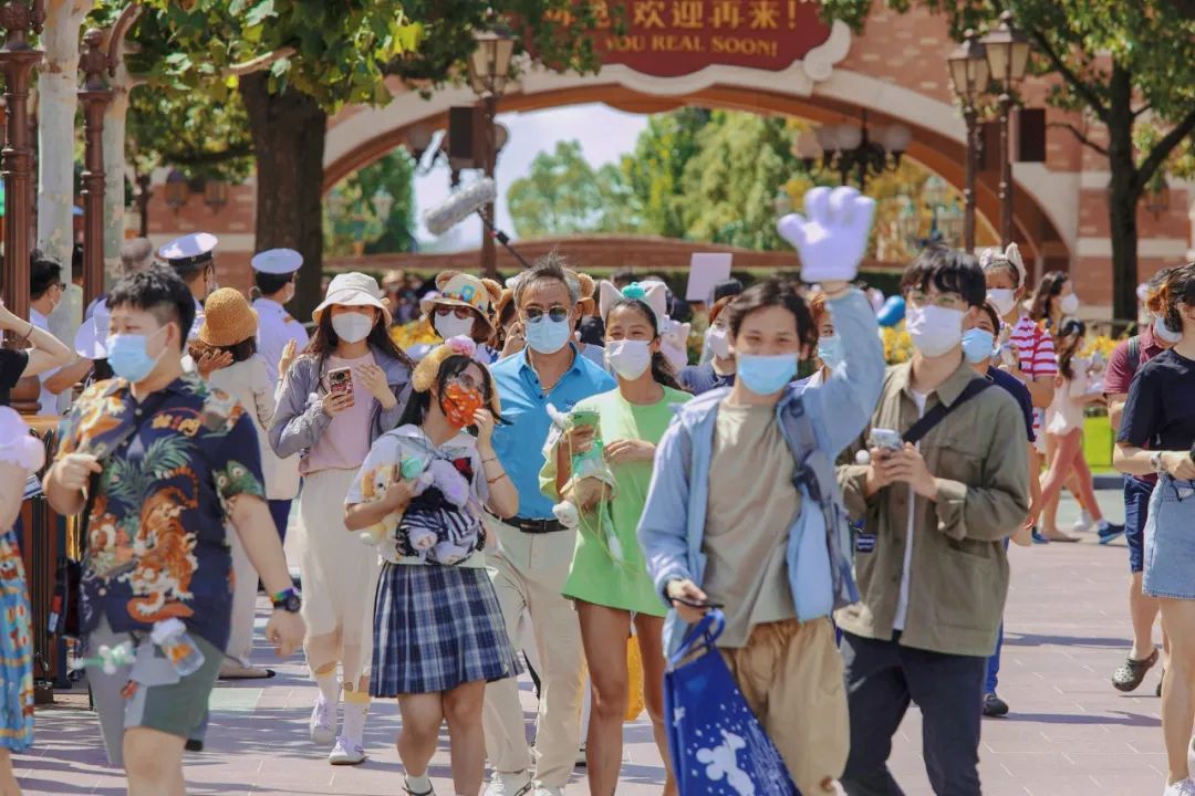 上海迪士尼怎么和玲娜贝儿合影,只有上海迪士尼有玲娜贝儿吗