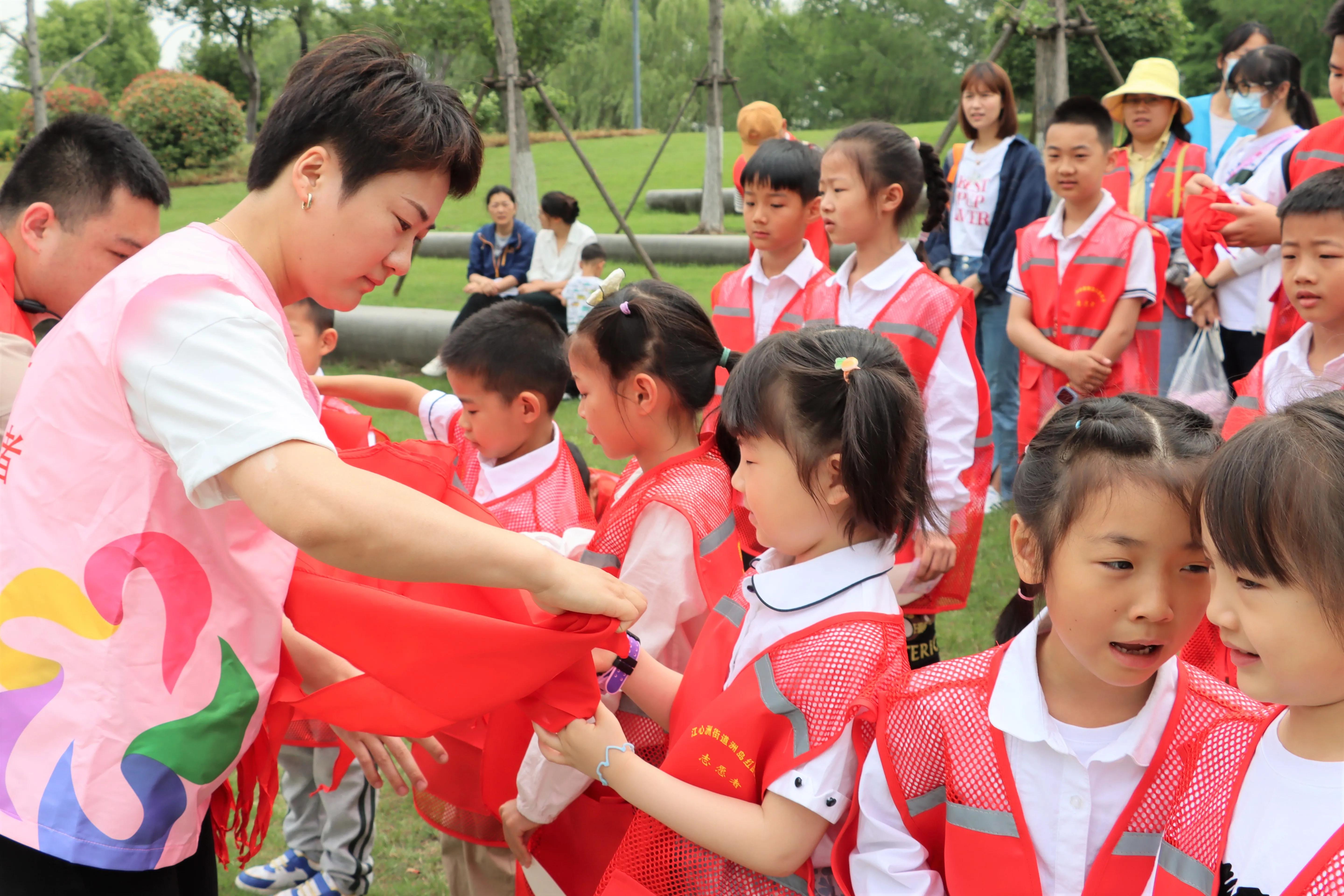 南京建邺区江心洲洲岛红园社区成立“小红鹰”少年志愿者先锋队