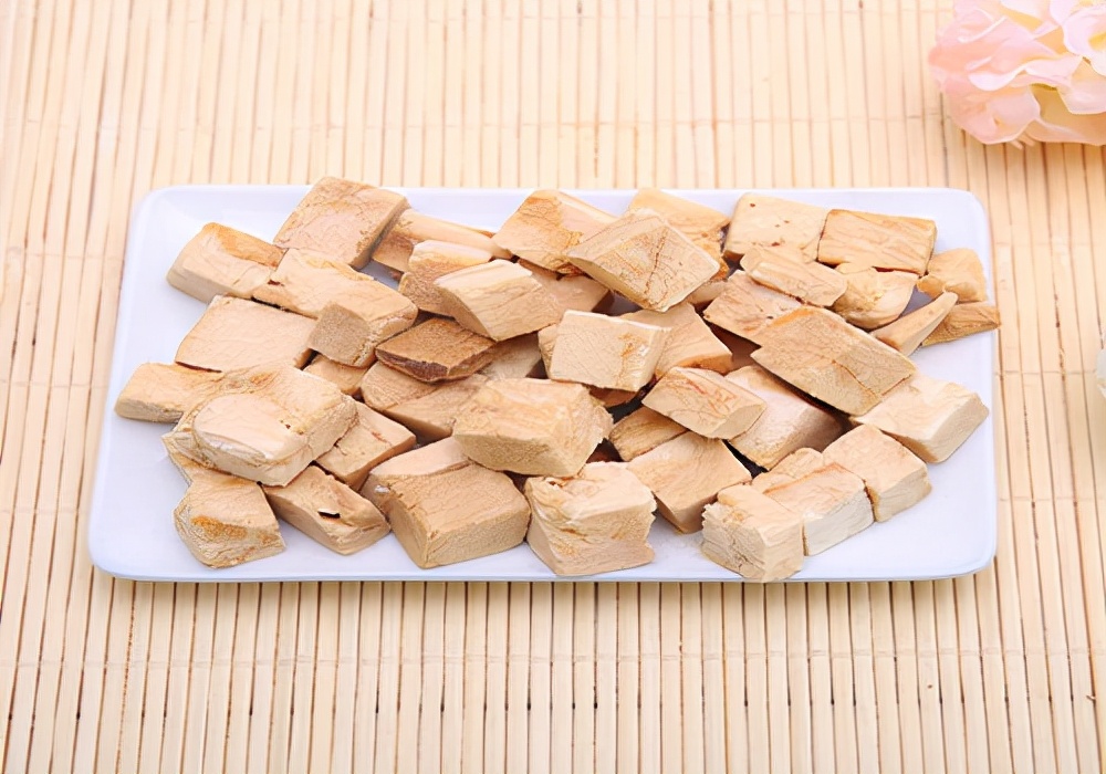 狗狗尿尿常识,狗狗又吐又拉又尿血是怎么回事